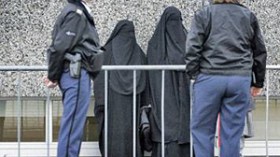 رجل أعمال جزائري يحث مسلمات فرنسا على التمرد على قانون منع النقاب