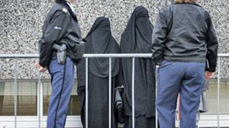 رجل أعمال جزائري يحث مسلمات فرنسا على التمرد على قانون منع النقاب