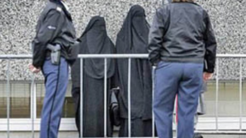 قانون حظر النقاب شُرّع للحفاظ على المسلمين في فرنسا!