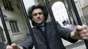 مصالح الأمن توقف رشيد نكاز بباب الزوار