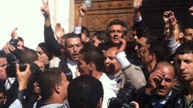 الندوة الصحفية لـ “رشيد نكاز” أمام البريد المركزي
