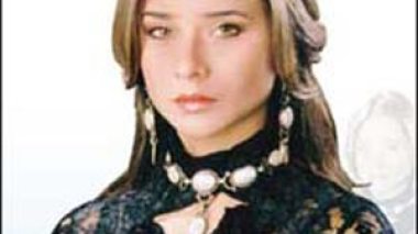 Nelly searches for the mysterious man