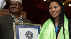 امرأة تتسلق أعلى جبل في العالم مرتين خلال أسبوع