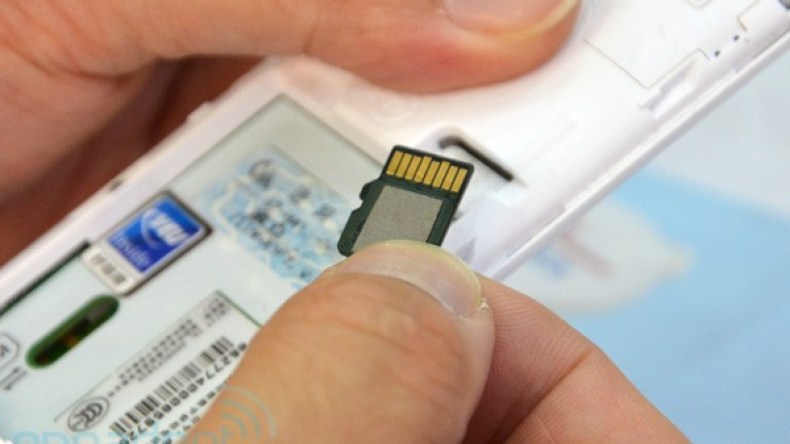 ذاكرة جوال ابنتها تحوي مقاطع جنسية!