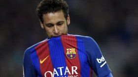 نيمار يترك التدريبات غاضباً.. ويرمي قميص برشلونة