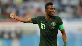 قائد منتخب نيجيريا يتبرّع بِالبيض!