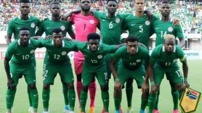 رئيس نيجيريا يُطالب لاعبي منتخب بلاده بِإحراز كأس العالم