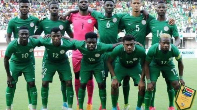 رئيس نيجيريا يُطالب لاعبي منتخب بلاده بِإحراز كأس العالم