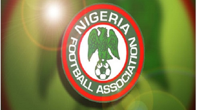 وزير رياضة نيجيريا يحل اتحادية الكرة.. ويورط بلاده مع الفيفا