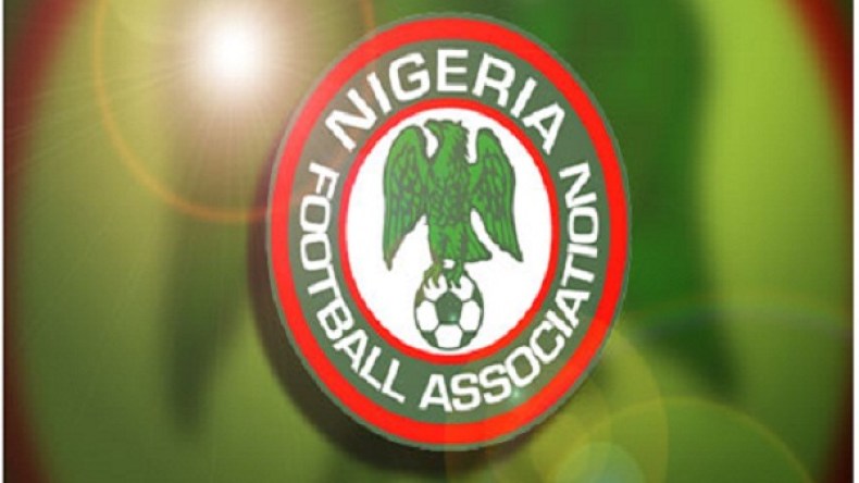 وزير رياضة نيجيريا يحل اتحادية الكرة.. ويورط بلاده مع الفيفا