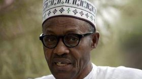 الرئيس النيجيري يخفض راتبه إلى النصف