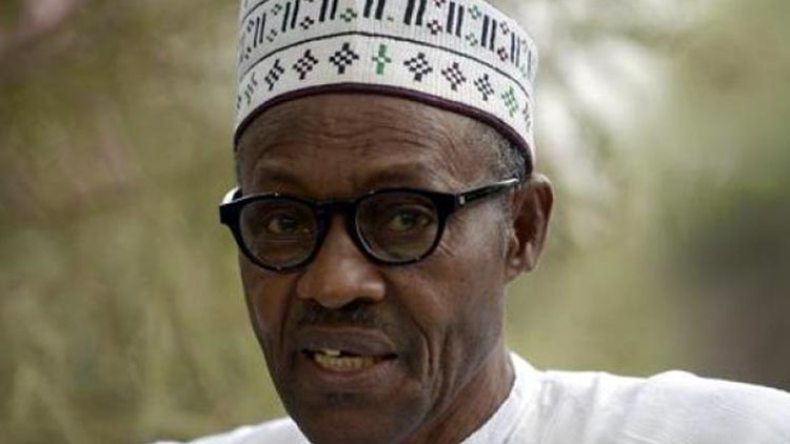 الرئيس النيجيري يخفض راتبه إلى النصف