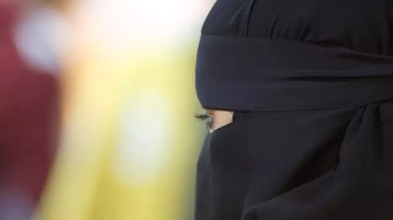 في مطاردة المنقبات!