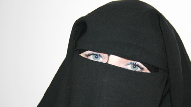 هيئة الأمر بالمعروف السعودية تلاحق صاحبات العيون المثيرة للفتنة