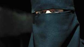 امرأة ترتدي جلبابا لإخفاء 500 هاتف نقال في عين تموشنت؟ !