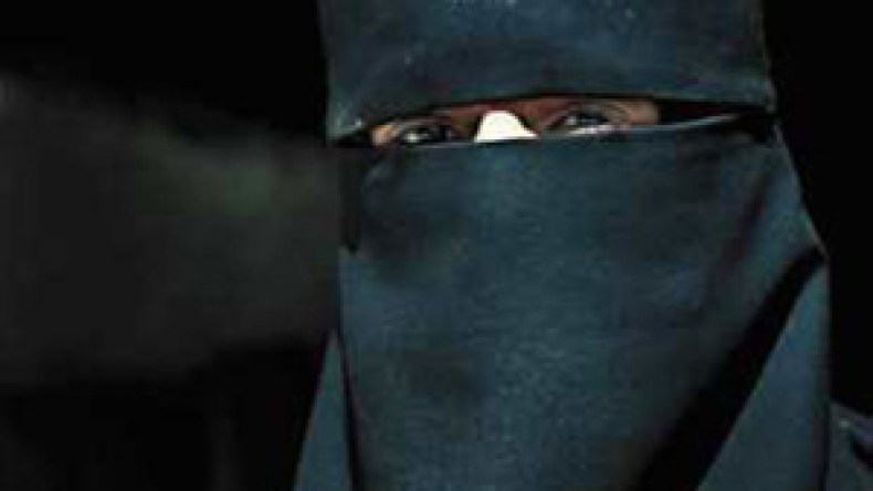 امرأة ترتدي جلبابا لإخفاء 500 هاتف نقال في عين تموشنت؟ !