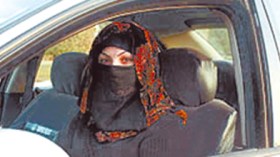 تغريم منقبة فرنسية بسبب قيادتها السيارة