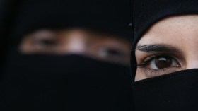 وزير الداخلية الألماني يطالب بحظر جزئي للنقاب