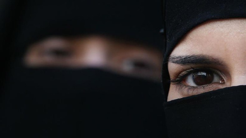 وزير الداخلية الألماني يطالب بحظر جزئي للنقاب