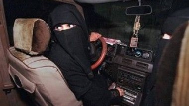 Arabie Saoudite : une femme arrêtée pour avoir défié l'interdiction de conduire