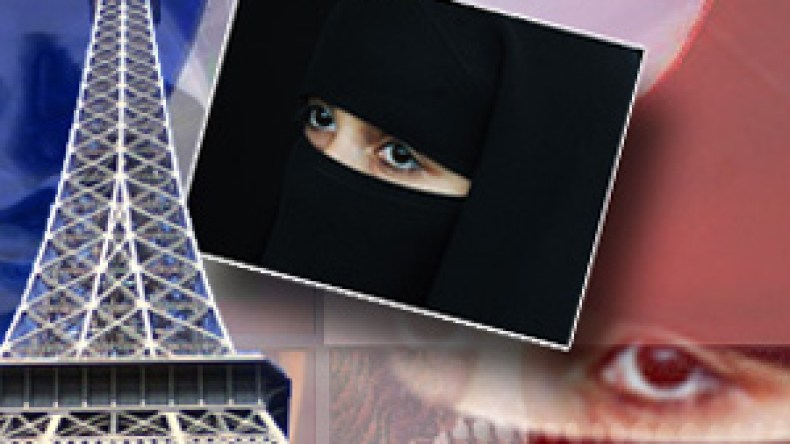 المجلس  الدستوري  يوافق  على  القانون  الذي  يحظر  النقاب  في  فرنسا