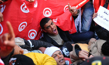 Tunisie: tentatives de suicide et vive tension autour de la CPG