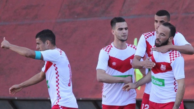 بلوزداد باقٍ في صدارة الترتيب