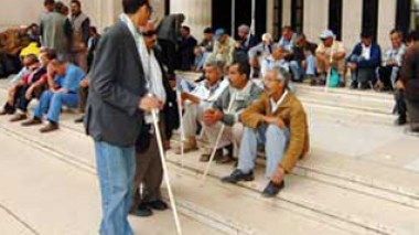 Les non-voyants marchent à Alger et interpellent le Président Bouteflika