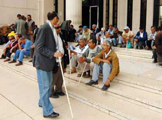 Les non-voyants marchent à Alger et interpellent le Président Bouteflika