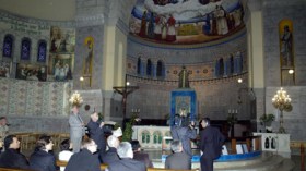 قسّ فرنسي يقدّم دروسا في الإسلام ويدافع عن انحرافات المنصّرين!