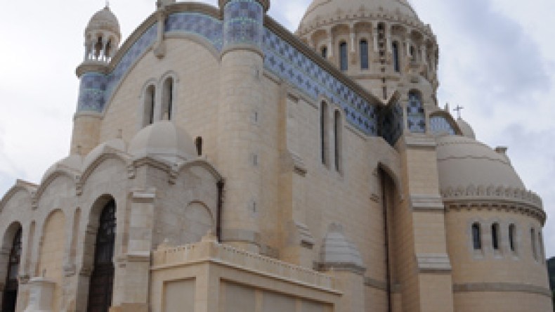 استقدام رجال دين مسحيين عرب لتأطير كنائس المغرب العربي