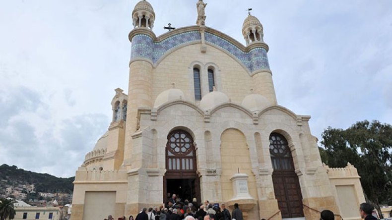 كنيسة الجزائر في أزمة.. واجتماع في الأفق لحلّ المشكلة