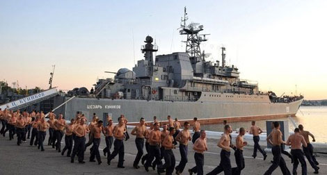 Des navires de guerre russes en route vers le port syrien de  Tartous