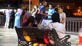 مبيت جماعي في الأرصفة والشواطئ هروبا من حرارة البيوت