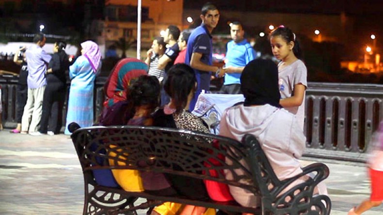 مبيت جماعي في الأرصفة والشواطئ هروبا من حرارة البيوت