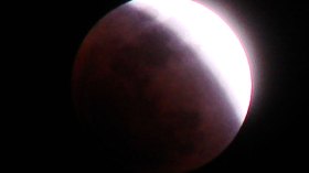 الجزائريون تابعوا آخر خسوف للقمر لهذا العام