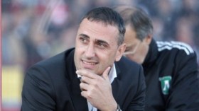 متعصّبون بلغار يطردون مدرب فريقهم بطريقة مهينة