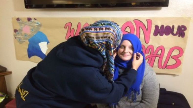 كنديات غير مسلمات يرتدين الحجاب ويتجولن به!