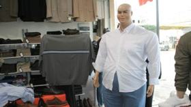 بدينون يملكون المال ولا يجدون ما يسترون به أجسادهم