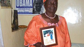 رجل أعمال إماراتي يصطحب جدة أوباما الى الحج