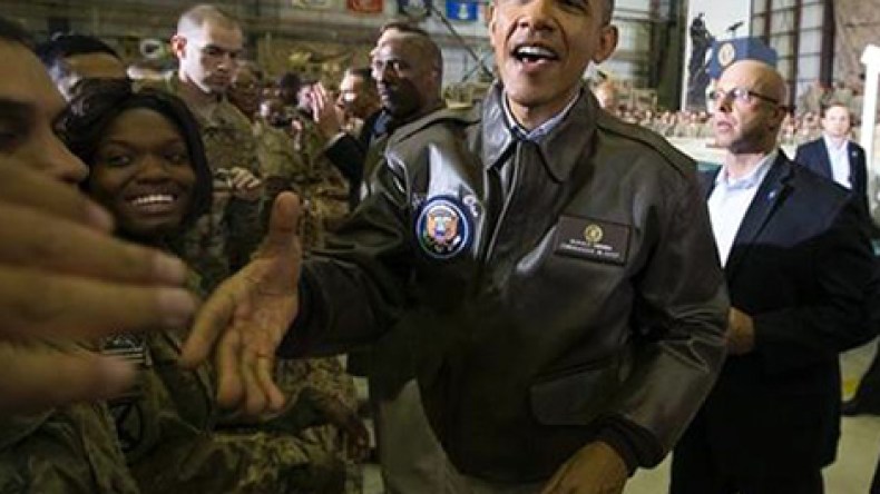 أوباما يصل إلى قاعدة “باغرام” بأفغانستان في زيارة مفاجئة