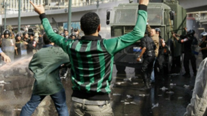 ‮”‬مرتزقة‭ ‬مبارك‭ ‬ضربونا‭ ‬وكسروا‭ ‬كاميراتنا‭ ‬وخطفوا‭ ‬زملاءنا‭ ‬وتحرشوا‭ ‬جنسيا‭ ‬بالصحفيات‮”‬‭ ‬