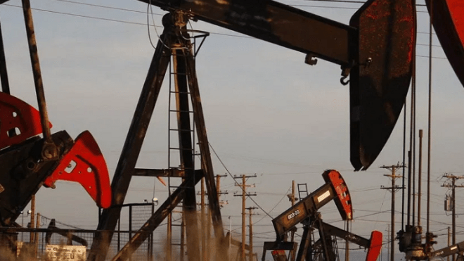 أسعار النفط تواصل الانخفاض