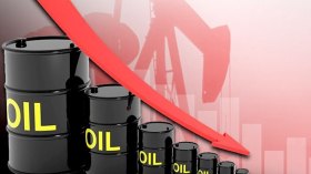 أسعار النفط تنخفض إلى أدنى مستوى لها في ثلاثة أشهر