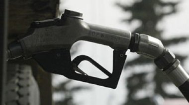 Oil prices hold above 142 dollars ahead of US energy report