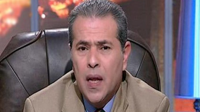 عنف في مباراة الأهلي والجماهير ترجم “توفيق عكاشة”