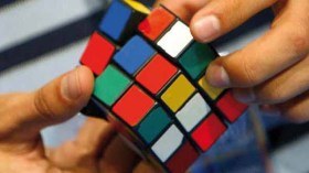 معصوب العينين يحل مكعب الألوان في 21 ثانية