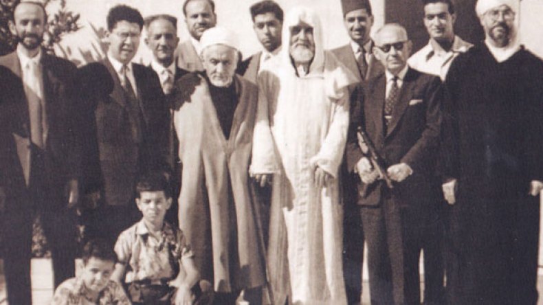 عالم يشير وملك ينفذ