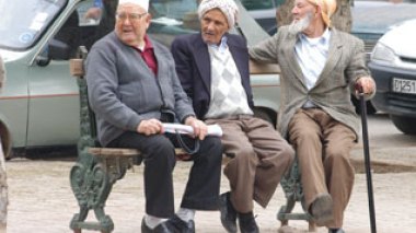 Algeria to allocate monthly allowance to families in charge of forsaken elderly people