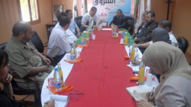 Gaza aid convoy delegation offers present to Algeria President